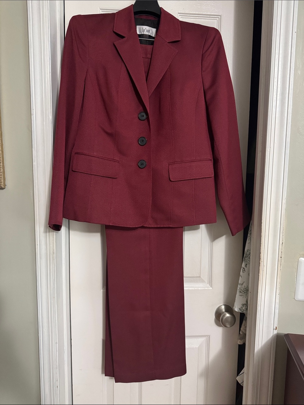 Le Suit Women's Burgundy Two-Piece Blazer and Pants Suit